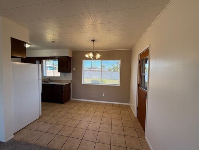 Building Photo - 3 Bed 1 1/2 Bath Home with Fireplace Conta...