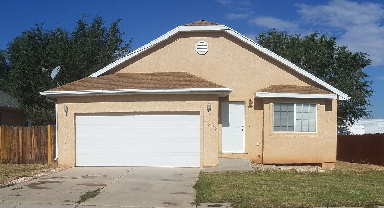 Primary Photo - 3 Bedroom 2 bath with Garage