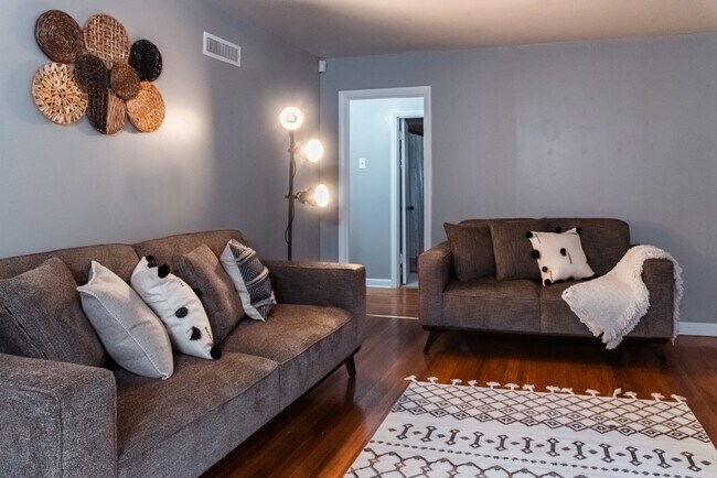 Building Photo - 16 Monica Dr