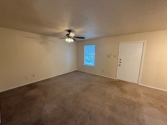 Photo - Sunset Heights, Near I-30 and Hulen Street... Apartment