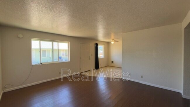 Foto del edificio - 415 W First Ave
