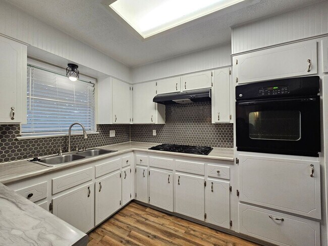 Building Photo - 2301 Zinnia Ct