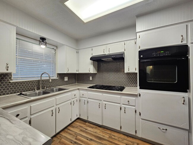 Building Photo - RENT REDUCTION & AVAILABLE FOR MOVE-IN!