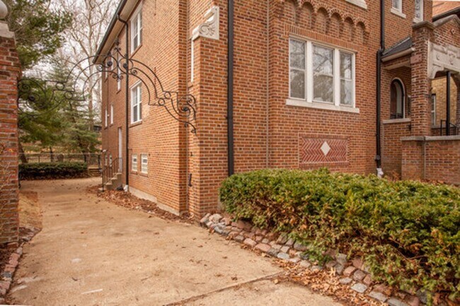 Entrada de vehículos al garaje en la parte trasera del edificio - 7230 Pershing Ave