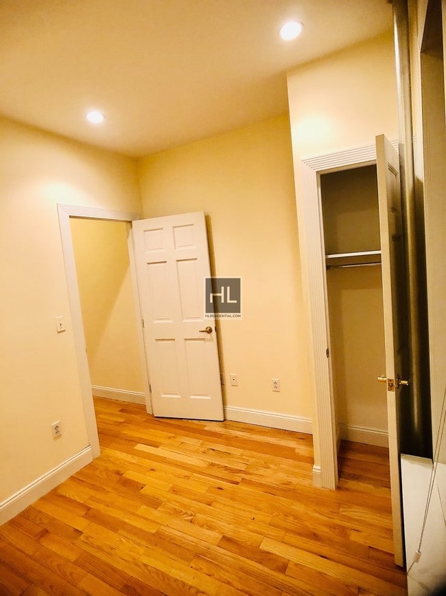 Building Photo - Sunny 2 BR In Brooklyn Heights