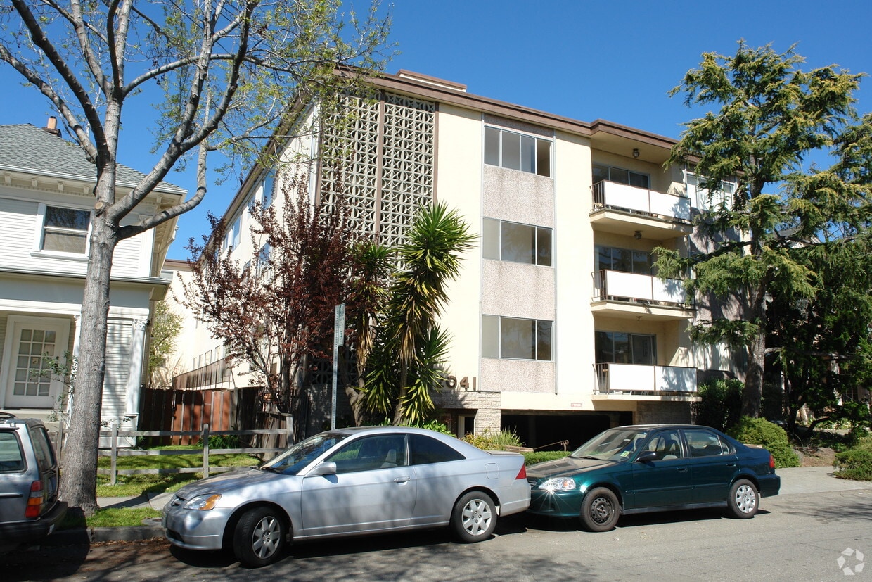 Building Photo - 2041 Francisco St
