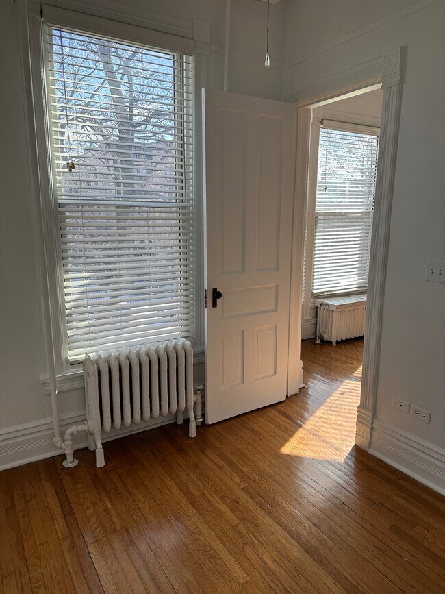 Building Photo - 3648 N Greenview Ave