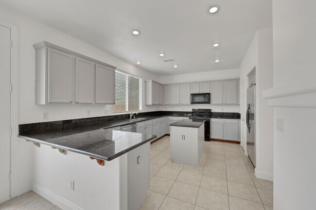 Building Photo - Gorgeous 3 bed plus a loft