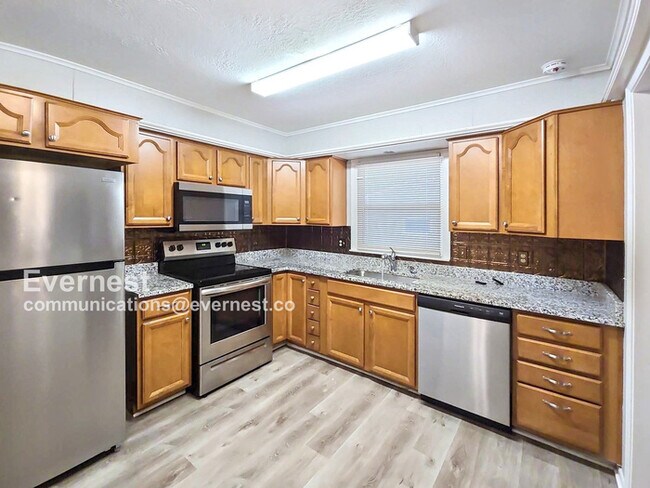 Foto del edificio - Lovely 3-Bedroom Home with 2-Car Garage / ...