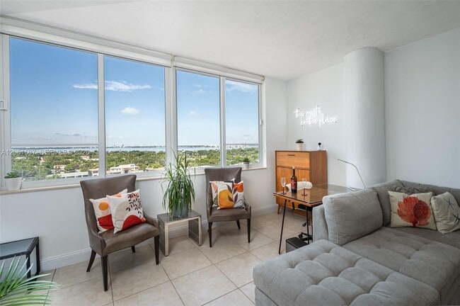 Foto del edificio - 5005 Collins Ave