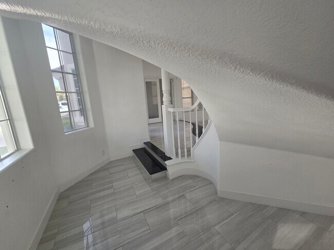Foto del edificio - Seven Hills 2-Story Home with Grand Entran...