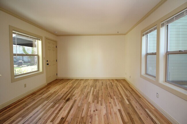 Foto del edificio - 2 Bedroom Townhome-Style Creston-Kenilwort...