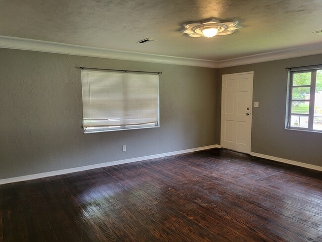 Building Photo - 1901 E Noel St