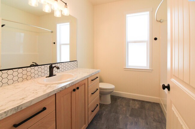 Foto del edificio - 3 Bed/2 Bath Kennewick Home with Office