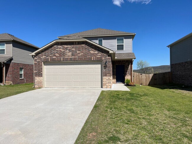 Building Photo - *$99 Rent + Amazon Cash* Three Bedroom | Two and a Half Bath Home in Farmington