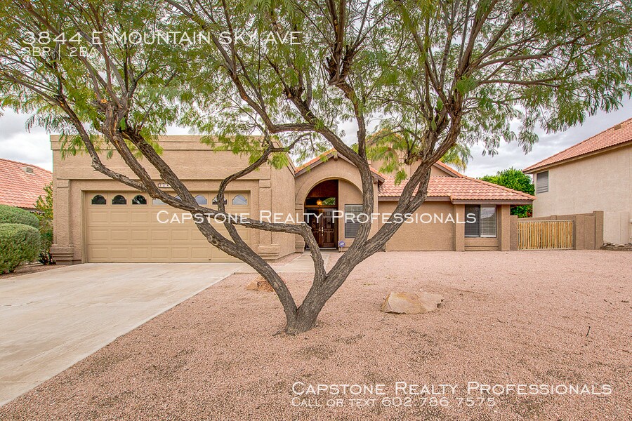 Primary Photo - Amazing location with Mountain Views!