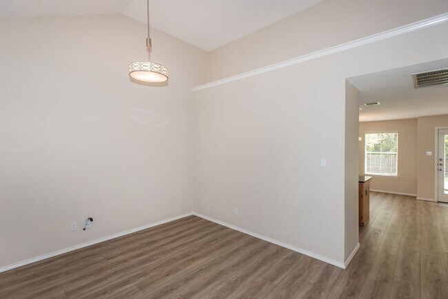 Foto del edificio - Spacious Two Story, Just Minutes to 35 and...