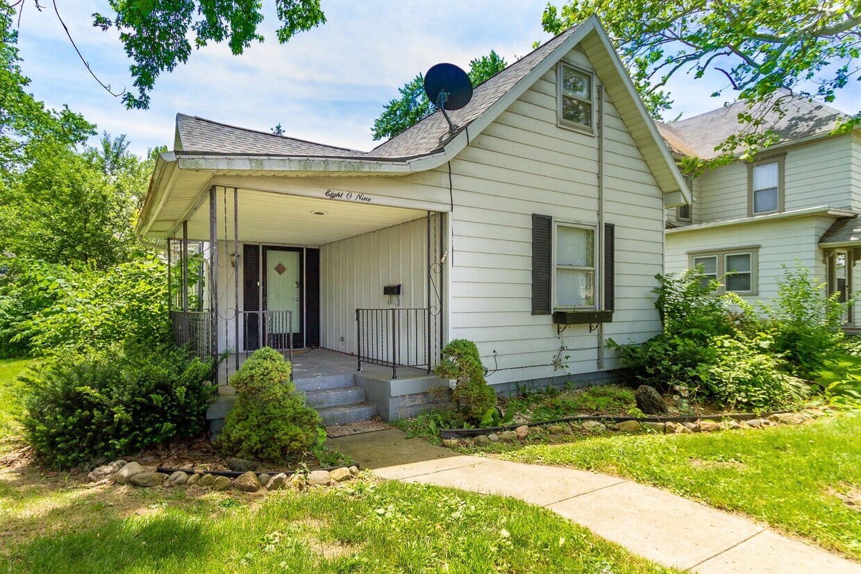 Primary Photo - Close to Campus
