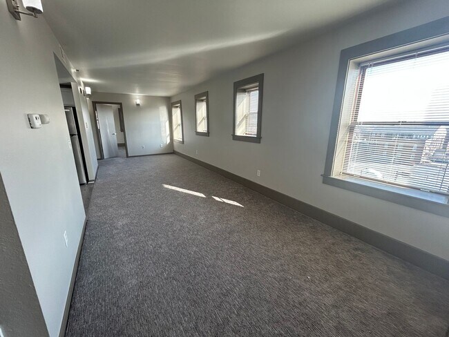 Foto del edificio - Solid surface countertops, stainless steel...