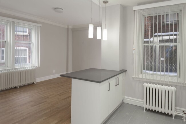 Building Photo - 4557 Rue Sherbrooke O