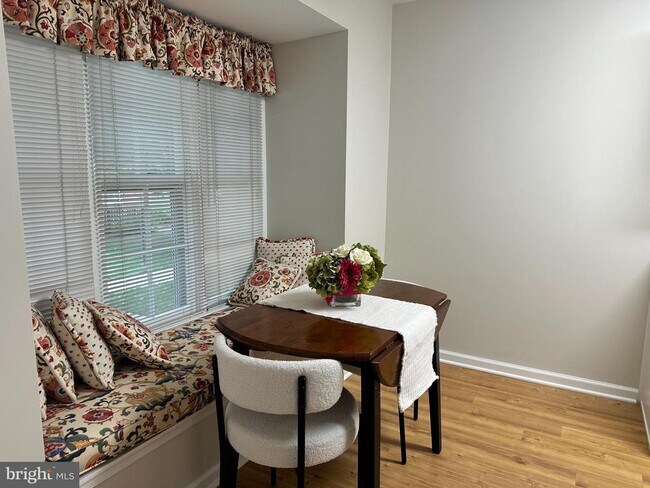 Building Photo - 4847 Chevy Chase Dr