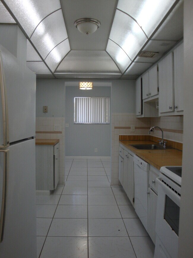 Building Photo - 1840 Fairview Villas Dr