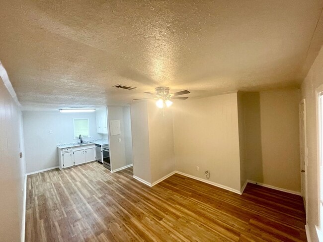 Building Photo - 2 Bed, 1 Bath Available for Rent in Brandon!