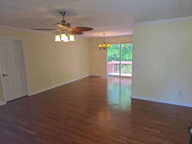 Foto del edificio - 3 Bed 2bath house off of Hard Scrabble Rd ...