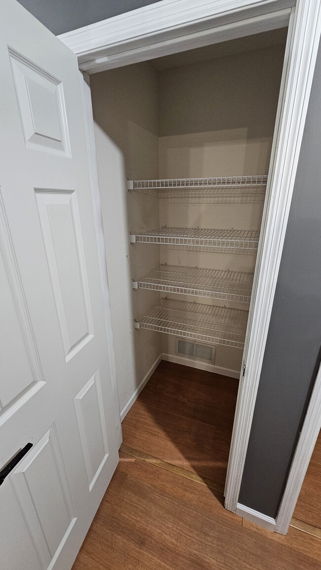 Building Photo - 10991 Oak Grv Cir