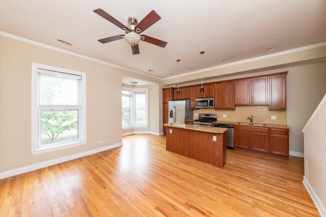 Building Photo - 3154 S Prairie Ave