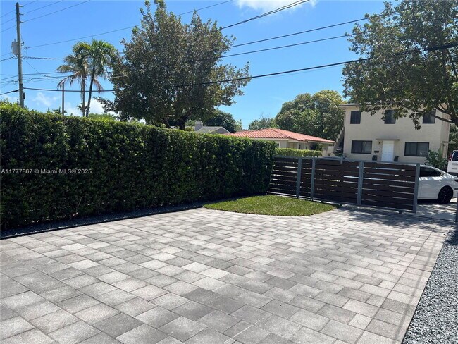 Foto del edificio - 3663 SW 15th St