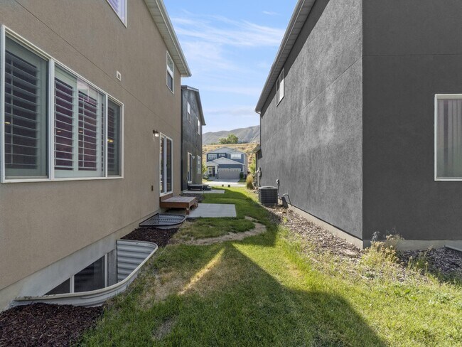 Building Photo - Stunning Bluffdale Home