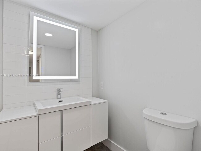 Building Photo - 3150 N Palm Aire Dr