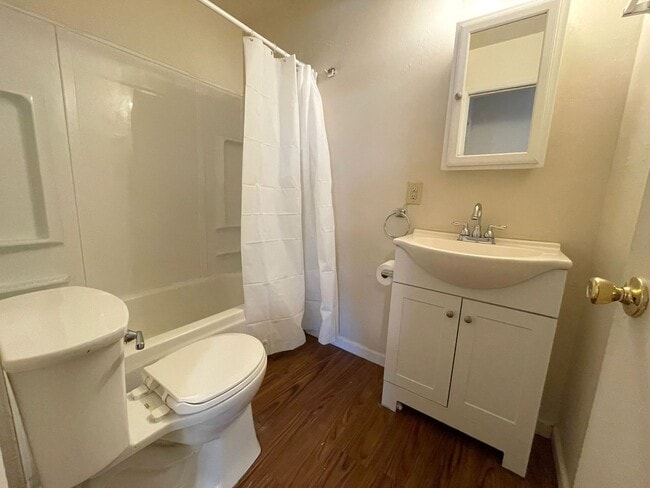 Building Photo - Cozy 1 bedroom available in Woodlawn Terrace