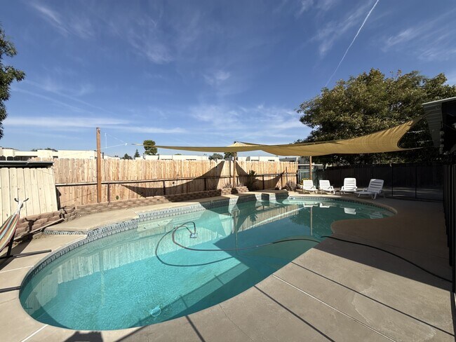 Foto del edificio - 6504 Edgemont Dr