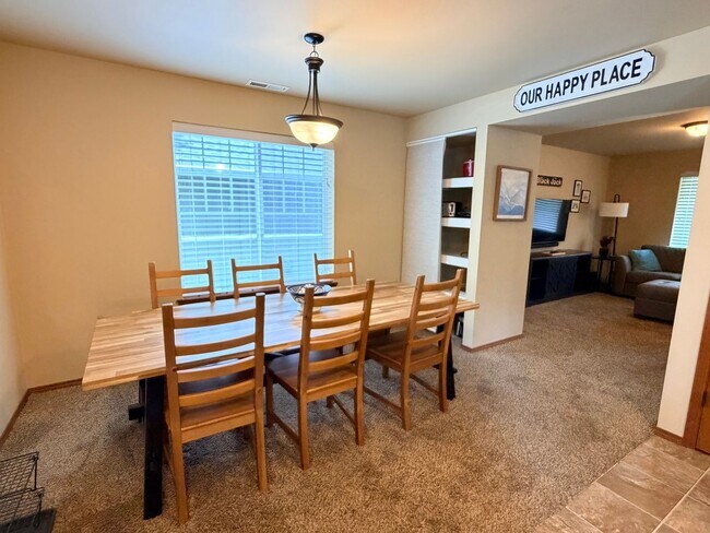 Building Photo - Short term, fully furnished home! 3 bed, 2.5 bath, central a/c, w/d, d/w, covered parking, great ...