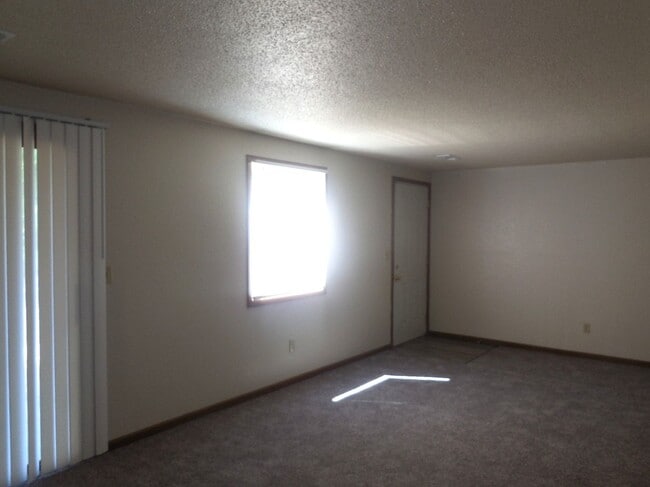 Building Photo - One Bedroom Condo with Fireplace and Stack...
