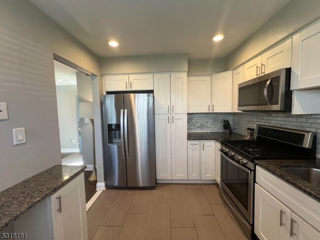 Building Photo - 551 Clubhouse Ct