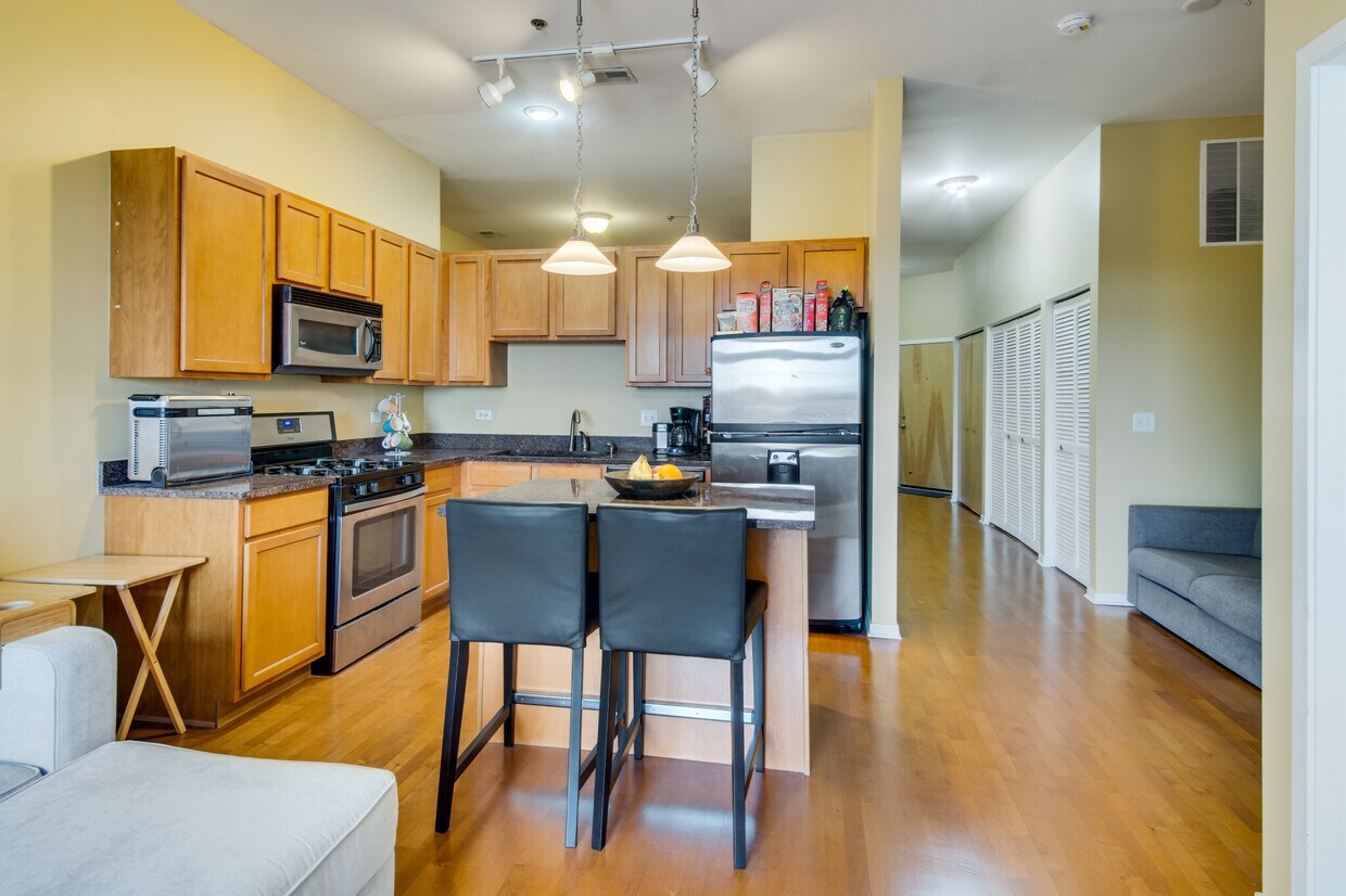Primary Photo - 2915 N Clybourn Ave