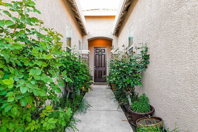 Foto del edificio - 6064 Cohasset Dr