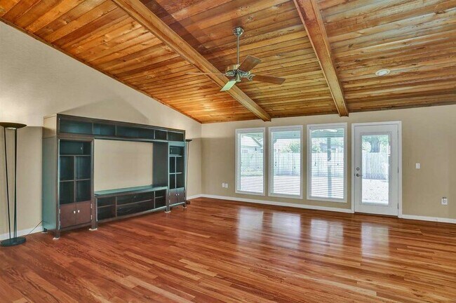 Foto del edificio - 1011 Mcdale Ln