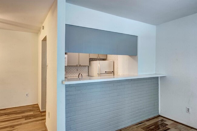 Building Photo - 121 E 12th St