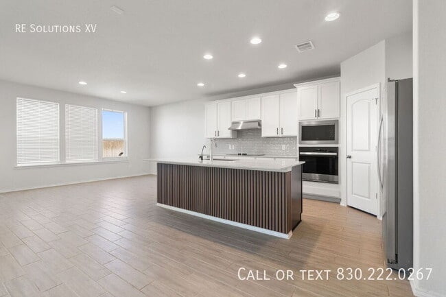 Foto del edificio - 4015 Wild Bloom Rd