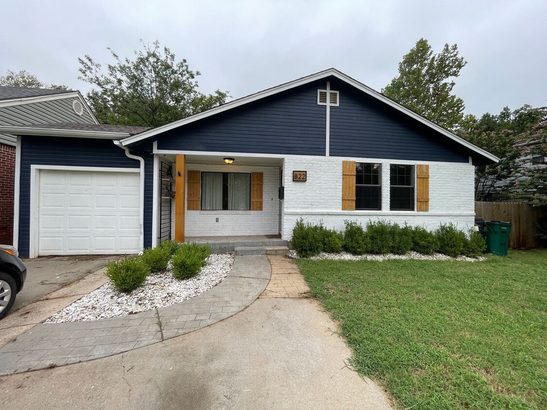 Primary Photo - 4 Bedroom main house 2 bedroom guest house