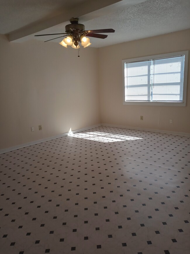 Building Photo - 715 Rexford Dr