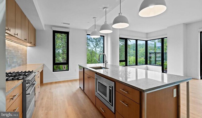 Foto del edificio - 10511 Strathmore Hall St