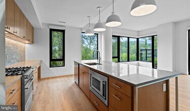 Building Photo - 10511 Strathmore Hall St