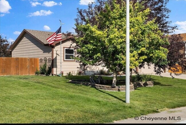 Building Photo - 1911 Meadow Dr