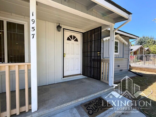 Foto del edificio - Charming 2 Bedroom Home with Large Backyard & Garage