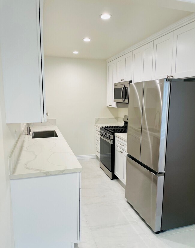 Foto del edificio - 1643 N Formosa Ave